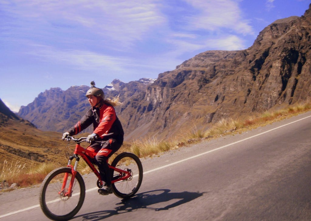 På vei ned første del av "Dødsveien" i Bolivia