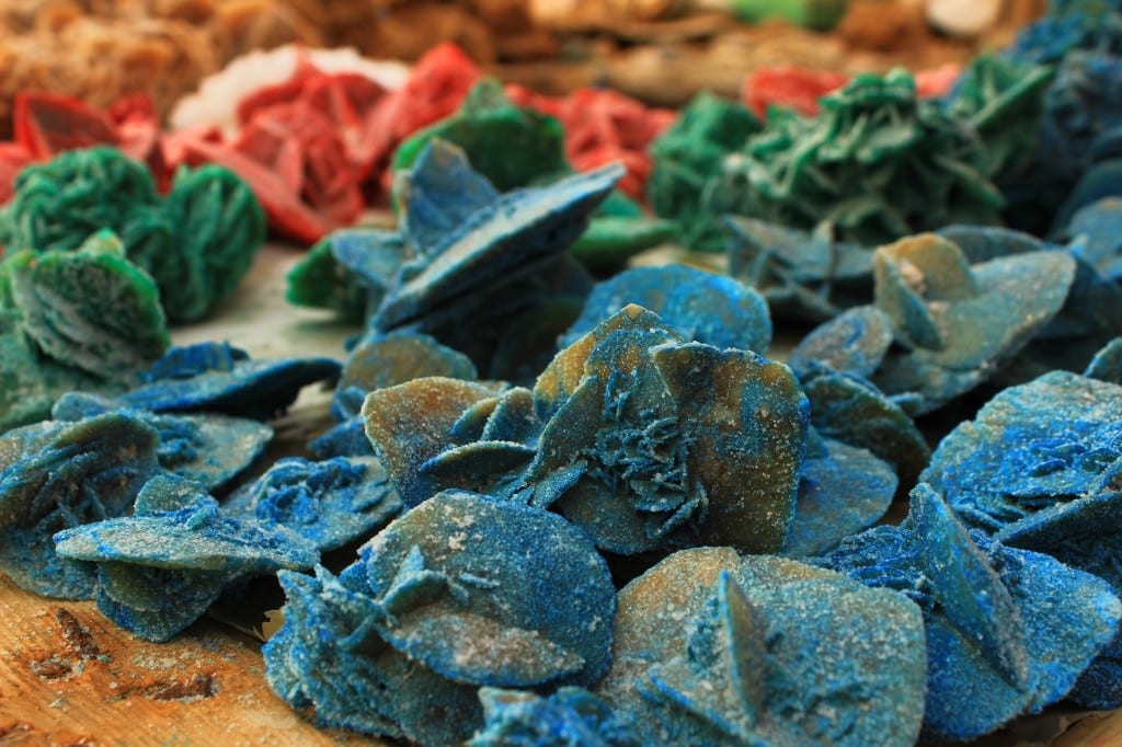 Dette er fargede "ørkenroser", skapt av fuktig sand som presses (hardt) sammen og skaper disse krystallignende sakene i alle størrelser - i følge selgerne i alle fall.